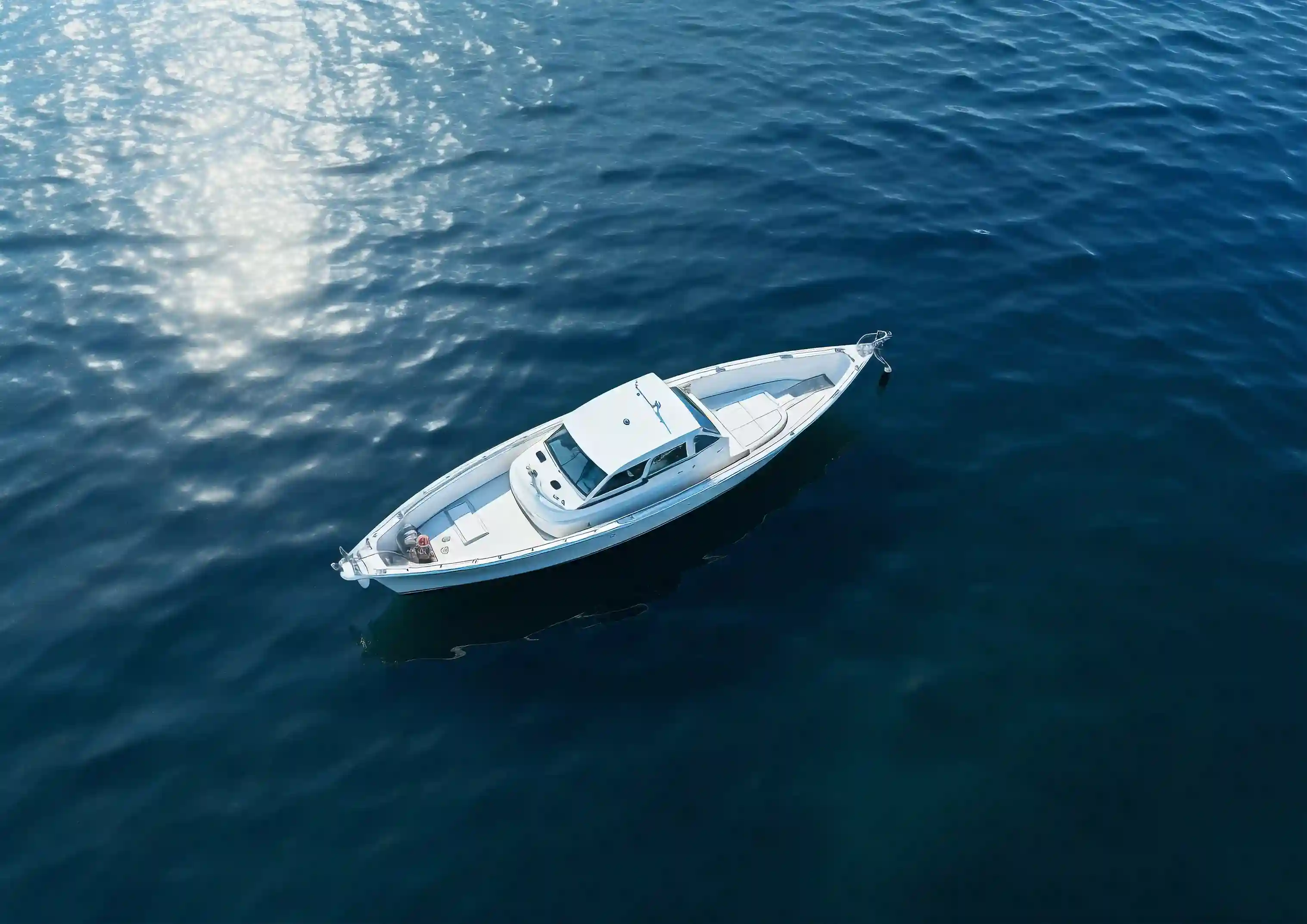 Luxusyacht auf dem ruhigen Meer vor der französischen Küste